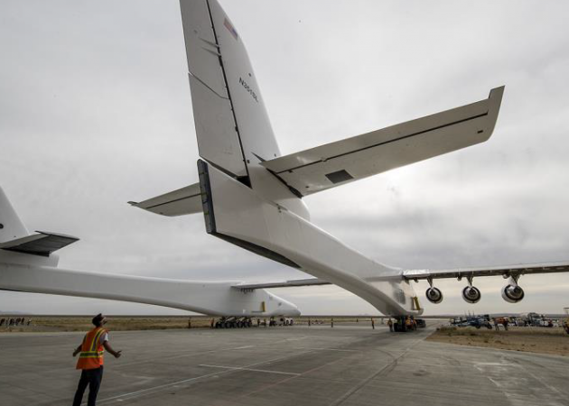Scaled Composites completes tow test of Stratolaunch composite aircraft