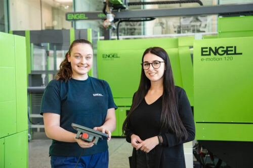A technical apprenticeship offers promising career opportunities for girls. Apprentices can be trained in eight professions at ENGEL. Anna Spiegl (left) is completing an apprenticeship as a mechatronics technician, while Denise Lettner opted for information technology.