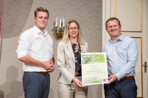 State Councillor Stefan Kaineder (left) congratulating ENGEL's Vice President Marketing Ute Panzer and Günther Klammer, Vice President Recycling at ENGEL, on winning the State Environmental Award.