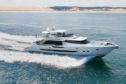 Couach Fly 86/2600 motor yacht : the largest bio-epoxy hull to date