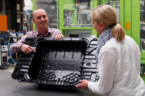 The load compartment well can withstand high mechanical stresses and is around 30% lighter than comparable sheet metal designs. Photo: LANXESS