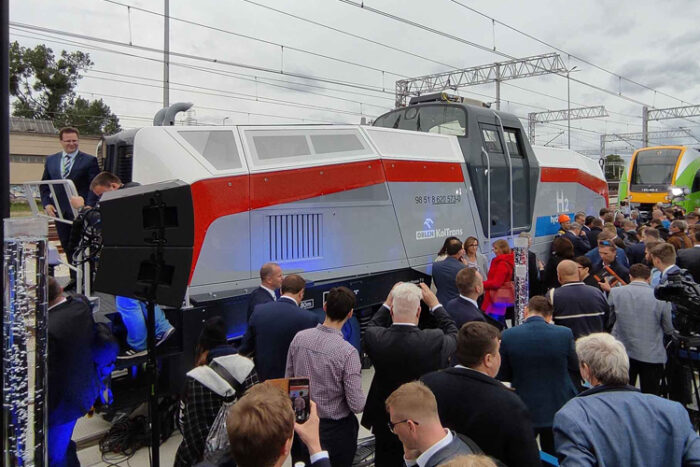 Pesa unveils prototype hydrogen shunting locomotive