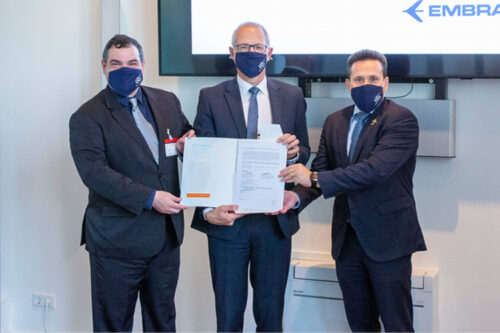 MoU signing ceremony at Royal NLR (from left to right): Rodrigo Pérsico, Vice President, Marketing Intelligence & Business Strategy, Embraer Defense & Security, CEO NLR, Michel Peters, and Bosco Costa Júnior, Chief Commercial Officer, Embraer Defense & Security.