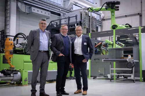 Will work closely together in future: Claus Wilde, Managing Director of ENGEL Deutschland, Prof. Peter Michel, Head of the Polymer Applications Business Unit at the Fraunhofer IMWS and responsible for polymer processing at the Fraunhofer PAZ, and Franz Füreder, Vice President Automotive at ENGEL AUSTRIA (from left).