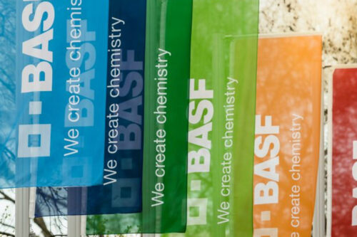BASF achieves strong earnings growth in full year 2021