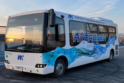 Hydrogen-electric bus utilizing Loop Energy’s technology launches in Europe