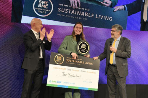 Isa Buitenhuis receiving the SMC BMC Design Award at JEC World 2022 from Joan Montobbio and Thomas Wegman of the European Alliance for SMC BMC.