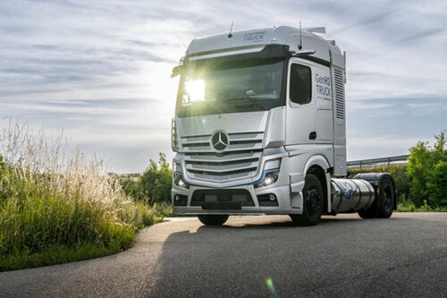 Daimler Truck tests fuel-cell truck with liquid hydrogen