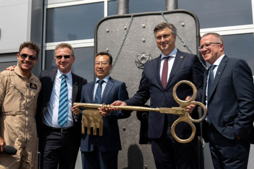 Together with international customers, shareholder representatives, long-time companions, representatives of the Austrian and Croatian governments and the entire workforce, the new FACC plant for the production of lightweight components for aircraft cabin interiors was ceremoniously inaugurated this Friday. FACC has announced plans to expand the workforce of the plant from currently 170 to 600 employees by 2025.