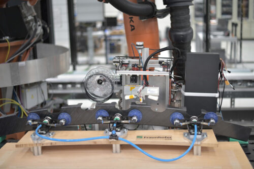 The robot-guided 3D printing end-effector developed by Fraunhofer IFAM and project partner IVW at the demonstrator for the pre-assembly of thermoplastic CFRP integral frames. © Fraunhofer IFAM