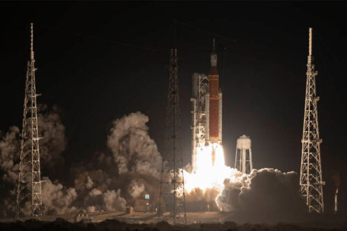 NASA’s Space Launch System rocket carrying the Orion spacecraft launches on the Artemis I flight test, Wednesday, Nov. 16, 2022, from Launch Complex 39B at NASA’s Kennedy Space Center in Florida. NASA’s Artemis I mission is the first integrated flight test of the agency’s deep space exploration systems: the Orion spacecraft, Space Launch System (SLS) rocket, and ground systems. SLS and Orion launched at 1:47am ET from Launch Pad 39B at the Kennedy Space Center. Credits: NASA/Bill Ingalls