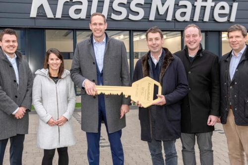Project developer VGP hands over the key to KraussMaffei: From left to right: René Dierkes (Project Manager New Parsdorf Plant KraussMaffei), Eva März (Head of Corporate Brand Management KraussMaffei), Jörg Bremer (CFO KraussMaffei), Jan Van Geet (CEO VGP), Leonhard Spitzauer (1st Mayor of Vaterstetten), Daniel Siegmann (Managing Director VGP Germany)