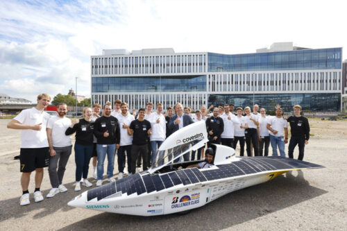 Thumbs up for solar energy: Team Sonnenwagen made a detour to Covestro in Leverkusen before its trip to Australia. Covestro Chief Technology Officer Thorsten Dreier (center) wished the team all the best for the challenging endurance race. © Covestro