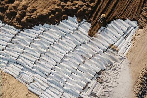 Photo 1. At the Casper landfill (USA), at least 870 blades are piled up in 30-foot-deep holes for burial.