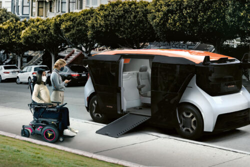 Cruise Origin WAV Rider, the next generation of battery-powered electric robotaxis without any steering wheel (still in a testing phase in San Francisco); six passengers sit opposite each other as in a train compartment © Cruise Origin