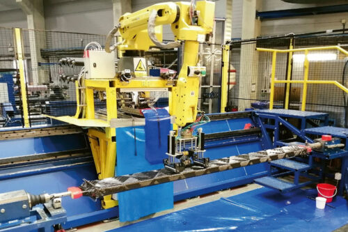 Fig. 6: During the carbon fibre beam production process, the fibre layers are consolidated using a roller tool fitted to the robot arm © CompoTech PLUS