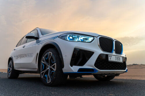 Strong performance under extreme conditions : the BMW iX5 Hydrogen undergoes test drives in the desert
