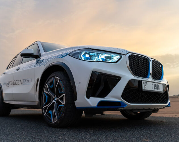 Strong performance under extreme conditions : the BMW iX5 Hydrogen undergoes test drives in the desert