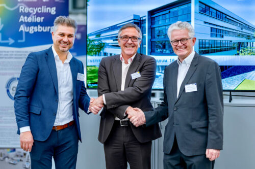 It is now official - the baton of leadership of the Institute of Textile Technology Augsburg has been passed from Prof. Dr. Stefan Schlichter to Prof. Dr. Mesut Cetin. During the festive changeover colloquium, impulses were given, extensive discussions were held, and congratulations were offered.