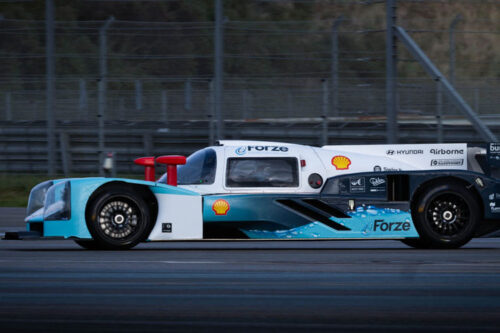 Delft students from hydrogen racing team drive first meters with latest racing car with support from Airborne