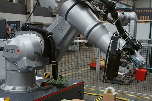 The fl exible, robot-based inspection system enables use of terahertz imaging for fi bre-composite parts, even if these are contorted or freely formed. The same applies to inspection of the internal supporting structures of complex formed parts from additive production © RECENDT