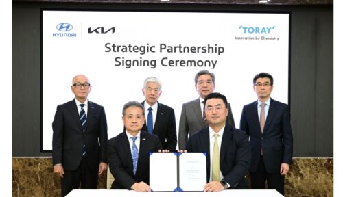 Les top managements de Hyundai Motor Group et Toray Industries lors de la signature de l’accord de partenariat sur les matériaux avancés, dont les composites, la fibre de carbone en tête.