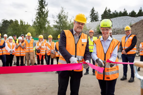 Jari Airola, Vice President and Managing director, insulation Europe and Marie Stensson, Plant Leader Hällekis cutting the ribbon to celebrate the investment in Hällekis.
