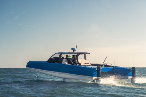 Catamaran électrique à foil MerConcept © Qaptur / ©Guillaume Gatefait