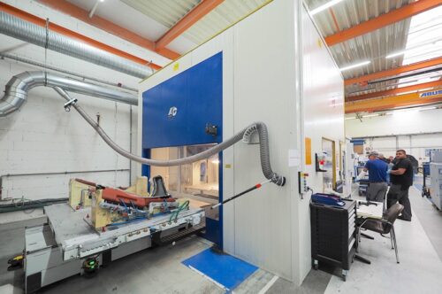 The shuttle system with two tables reduces the downtime of the milling centers to two to three percent of the machine running time – compared to 40 to 45% for a system with only one table (Photo: HG GRIMME SysTech).