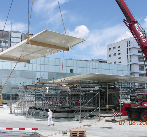 Lifting in the composite roof of the Novartis campus reception building © Thomas Keller