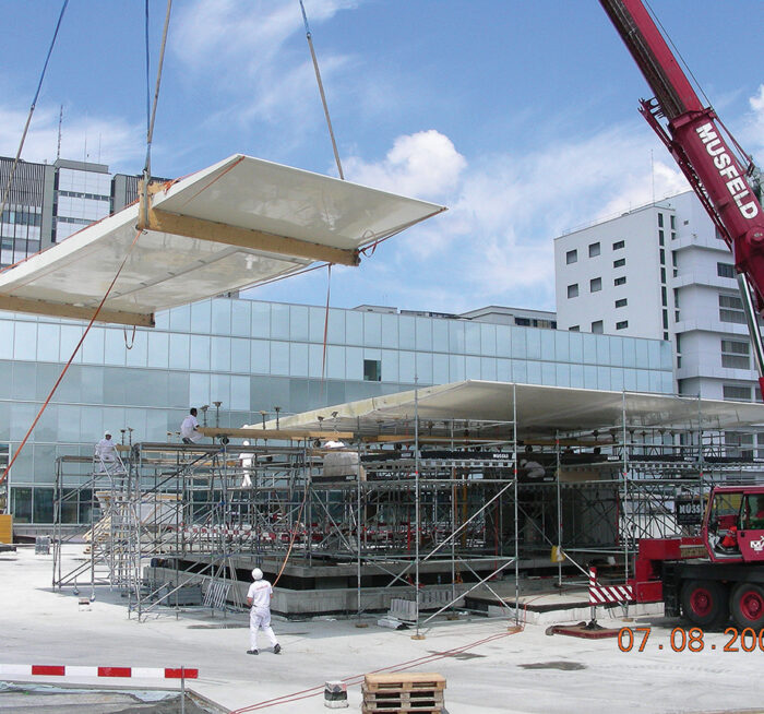 Lifting in the composite roof of the Novartis campus reception building © Thomas Keller